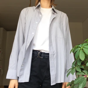 Ljusblå skjorta med vita o svarta streck - Tror att det är stl L 🔷 möter helst upp i Stockholm men kan frakta också🔷 frakt ingår ej i priset🔷