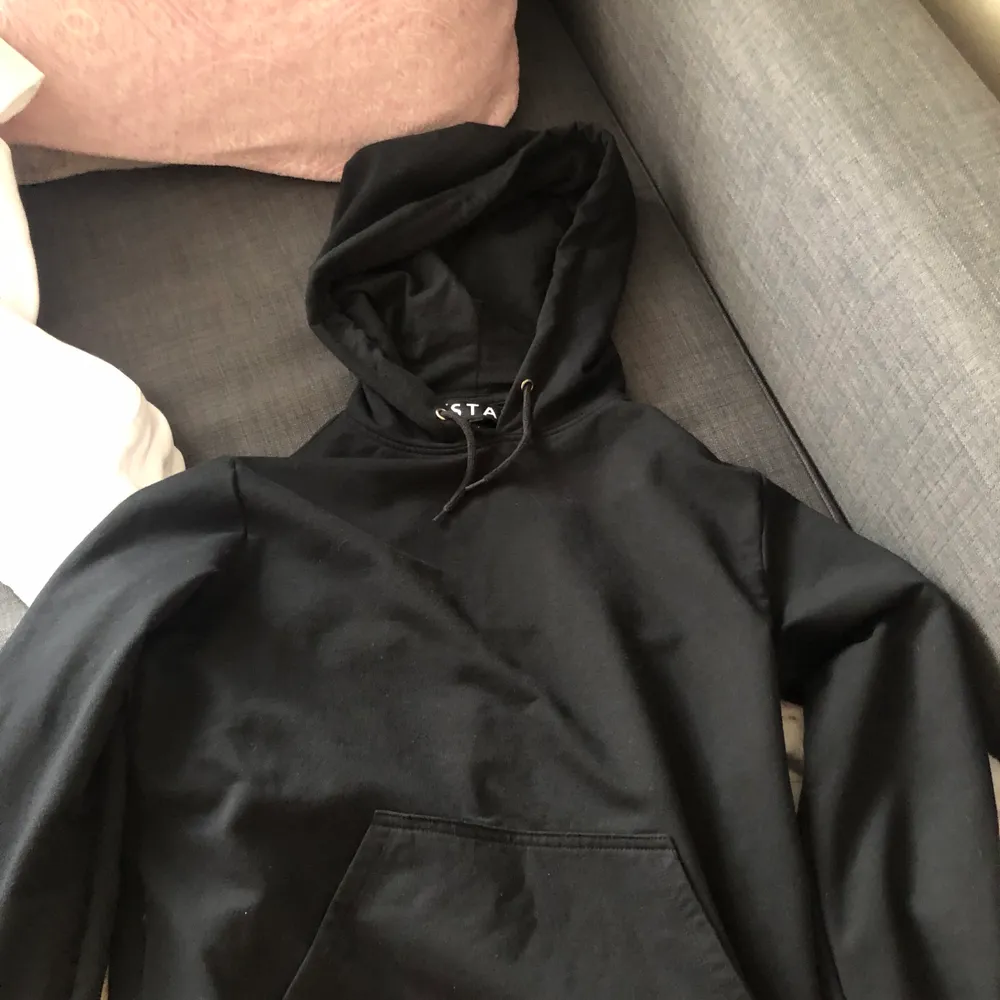 svart hoodie från istay i storlek xs, frakt står köparen för. Hoodies.