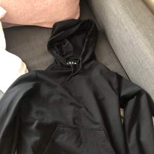 svart hoodie från istay i storlek xs, frakt står köparen för