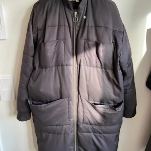 Carin Wester fodrad vinterjacka! - Säljer min favoritjacka/kappa för jag har köpt två stycken. Den här är i storlek XS men funkar bra även på en S. Rymlig modell och slutsåld när den kom till Åhléns.