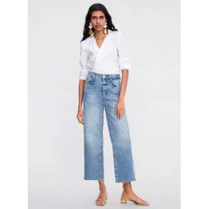Croppade asballa jeans från Zara! Säljer då de tyvärr inte använts. Strl 36 men skulle också passa 38! Superfint skick. Nypris 300kr, pris kan diskuteras. Skriv för egna bilder🌸🌸❤️