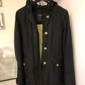 Woolrich jacka  - Svart woolritch jacka som man kan använda både höst vinter och vår. Lämnade in jackan på kemtvätt mars 2020. Har en del skråmor vid ärmarna därför de billiga  priset. Pälsen kan man ta av och på som man vill. Varm skön och snygg 