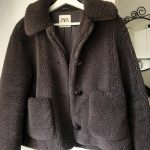 Teddy jacka - Mysig brun teddyjacka från Zara. Sömnen har gått upp lite innanför jackan men inget som syns när den används.  Kan köpas för 200kr eller högsta bud  Storlek: S
