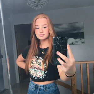 T-shirt - Fin t-shirt från Gina tricot! Säljer då den inte kommer till användning. Mycket bra skick. Plagget är invikt på bilden🥰