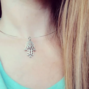 Hamsa hand halsband  - Fint Hamsa hand halsband. Nickelfri material. Det går att beställa olika storlekar. Egen tillverkning. Se mina andra annonser. Säljer även via Tradera @superbarnen oxh Instagram @emilysmycken. Tar Swish och Paypal. Postas genast. Alltid frifrakt. Skickar bevis i form av video/bild på postombudet. 