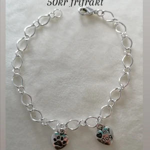Armband Tassar i love my hund - Fint armband I love my dog. Nickelfri material. Det går att beställa olika storlekar. Egen tillverkning. Se mina andra annonser. Säljer även via Tradera @superbarnen oxh Instagram @emilysmycken. Tar Swish och Paypal. Postas genast. Alltid frifrakt. Skickar bevis i form av video/bild på postombudet. 