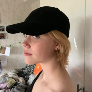 Svart keps i mocka - Fin svart mockakeps i gott skick. Ej äkta mocka. Onesize. Pris 50kr inkl frakt