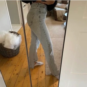 Jeans med slit - Gråa jeans med slits nertill från Stradivarius. Köpta här på Plick men passade tyvärr inte (första bilden är från andra tjejen)🦋 Bud om fler är intresserade!!