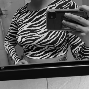 Zebra tröja! - Säljer denna oanvända zebra tröjan från pull&bear! Funkar för S/M