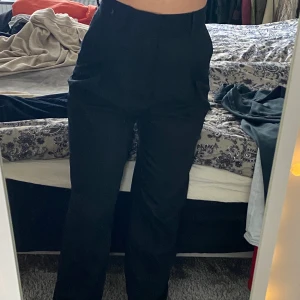 Studio h&m kostym byxor  - Ett par snygga svarta kostymbyxor som är ett bra skick och skönt material! 