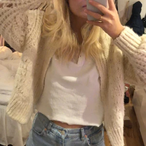 Stickad kofta - Jättefin och skön kofta från Chiquell. Använd fåtal gånger! Ny pris 500 mitt pris 300kr ink frakt;) (one size)