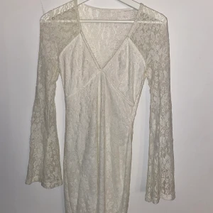 Vit spetsklänning  - Vit långärmad spetsklänning från Nelly i strl Xs 🤍 använd 1 gång på en halloweenfest när jag va utklädd till ängel 😇 säljs för 50kr + frakt 