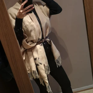 Poncho från bik bok - Beige poncho från bik bok endast testad bälte ingår ej 