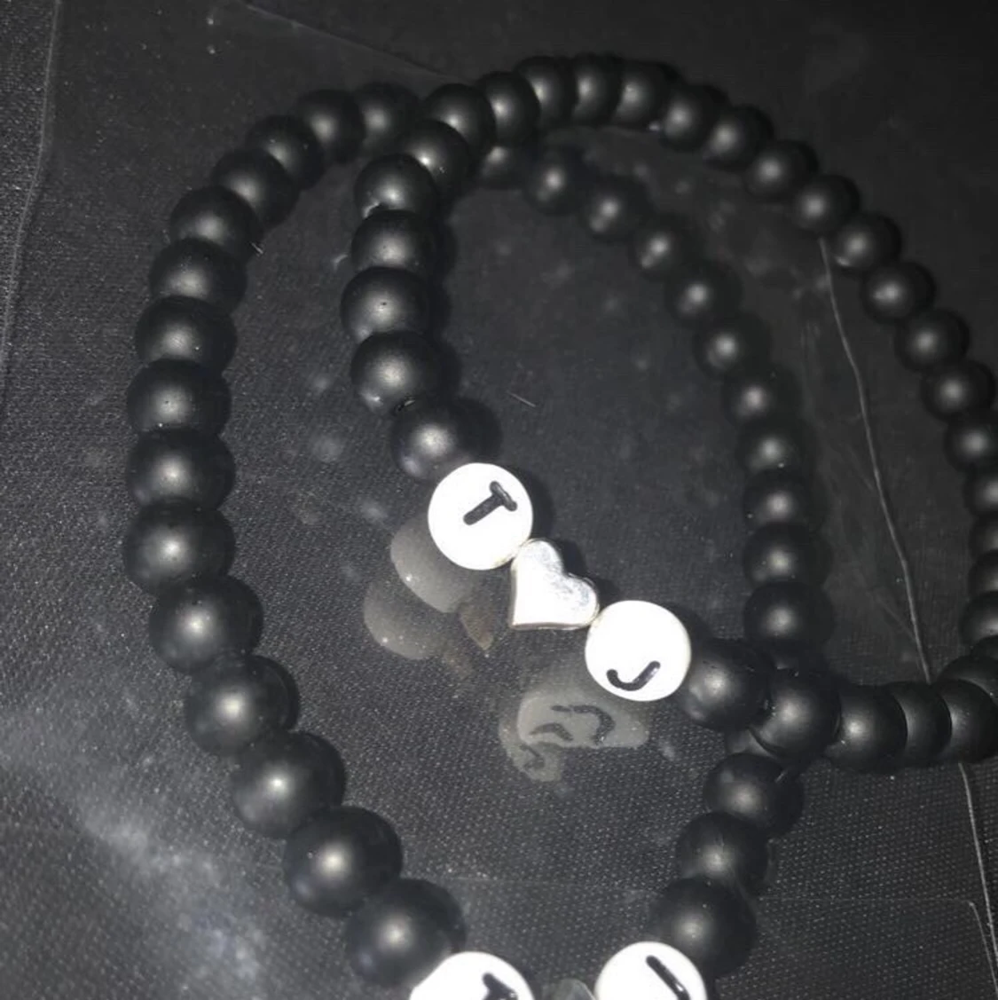 Två Armband med bokstaven T&J