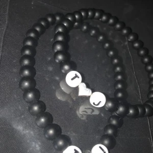 Två Armband med bokstaven T&J  - Två Armband med bokstaven T&J. Ny.