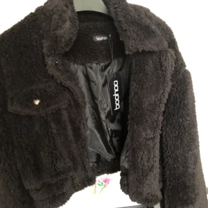 Cropped teddyjacka strl s - Oanvänd med prislapp. Frakt ingår i priset 