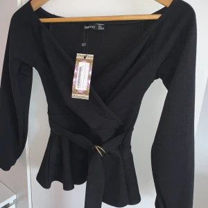 Boohoo tröja - Helt ny boohoo tröja aldrig använd säljer pågrund av att den är för liten för mig. Storlek S
