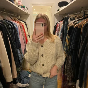 Monki kofta - Jättefin oversized beige kofta från Monki i Strl S. Använder inte längre, säljer därför för minst 100kr. Köpt för 400. Köparen står för frakten, möts annars upp i Sthlm 💋