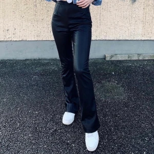 Utsvängda skinnbyxor  - Säljer nu mina älskade utsvänga skinnbyxor, köpta på bikbok för ca 2 år sedan. (Obs lånad bild men har exakt samma byxa) slutsålda på hemsidan! Nypris 499kr (köpare står för frakten, ansvara ej för postens slarv)