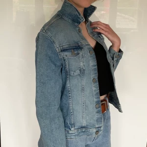 Jeansjacka - Ljusblå jeansjacka i storlek xs. Superfin att ha med kragen både uppvikt och nedvikt. Pris 100kr + frakt🌶