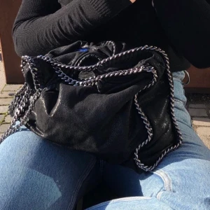 Stella McCartney  - Säljer min älskade Stella McCartney väska som tyvärr inte längre kommer till någon användning. Väskan är självklart äkta, dock finns tyvärr inte kvittot kvar då det var en present. Kom gärna med egna bud, nypris ca 8000kr                      Modell:  falabella tote bag 