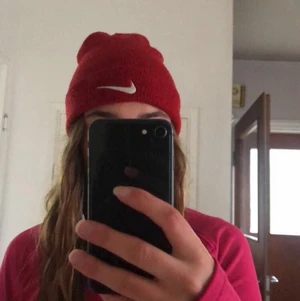 Röd mössa från Nike  - Röd mössa från Nike 