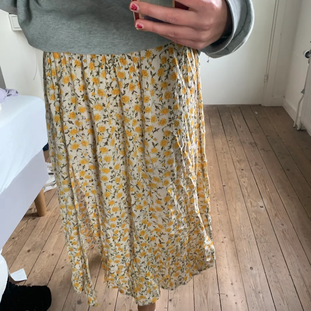 Blommig kjol köpt på Urban outfitters, jättefin verkligen men inte riktigt min stil längre. Sjukt bra skick!💕 köpare står för frakt  kan annars mötas upp i Stockholm 💕. Kjolar.