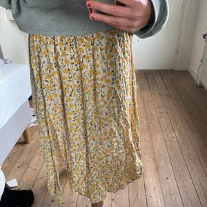 Blommig kjol köpt på Urban outfitters, jättefin verkligen men inte riktigt min stil längre. Sjukt bra skick!💕 köpare står för frakt  kan annars mötas upp i Stockholm 💕