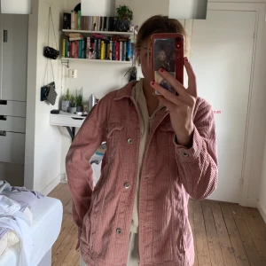 Manchesterjacka  - Rosa manchesterjacka från stradivarius köpt på asos!! Köparen står för frakt, kan annars mötas upp i stockhom 💕