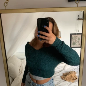 Stickad tröja  - Stickad tröja! Går att klä på olika sätt <3 