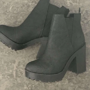 Skor - Strl 37, bra skick använda fåtal gånger.  Pris kan diskuteras 