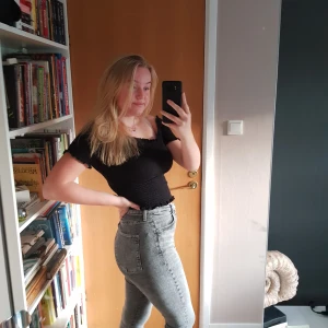 Super Skinny High Waist Ankle Length & DENIM 🔥💕 - Super snygga jeans köpta i Tyskland för ett år sedan, väldigt mjuka och sköna att ha på sig, har aldrig använt innan då de inte passar till min klädstil.
