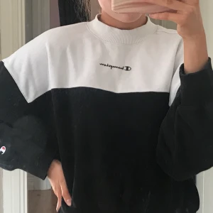 Champion sweatshirt - Svart och vit Champion tröja i fint skick. Säljer då jag inte använder längre💕💕