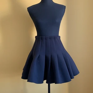 Svart kjol - Köpt på myrornas. Helt oanvänd, lappen är kvar. Frakt kostar 63kr eller 127kr om man vill kunna spåra det 