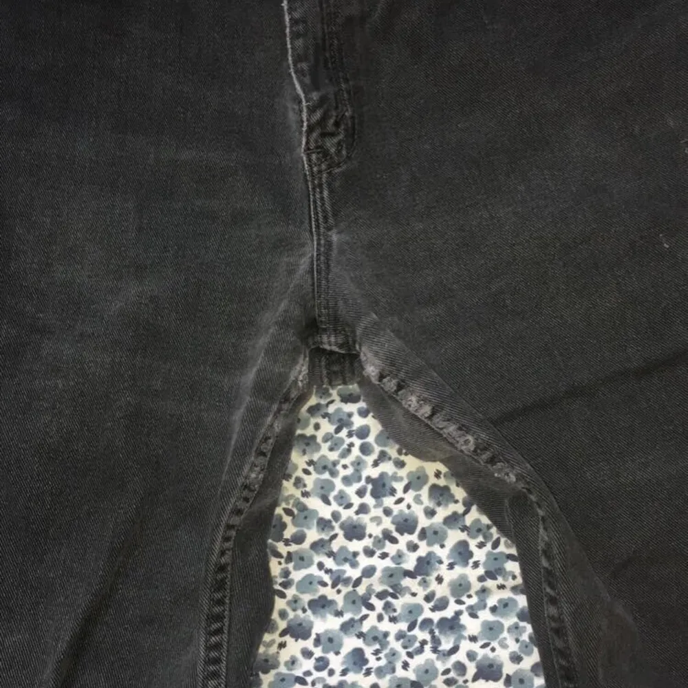 Levi’s jeans, jag har aldrig använt dessa men dom är köpta här på plick, de är i storlek S men de är stora i modellen så jag skulle säga att de kan passa som en M eller kanske en liten L, det beror lite på hur du vill att de ska sitta. Det ser ut som att de är lite blekta mellan benen men det ser inte riktigt ut så i verkligen.. Jeans & Byxor.