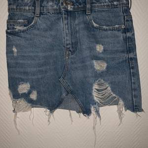 Jeans kjol från Zara med snygga slitningar som syns på bild.