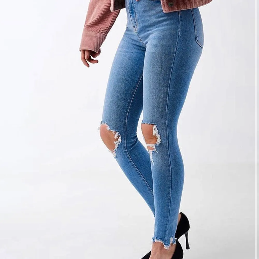 blåa jätte fina skinny jeans. Flera fickor och hål vid knäna. Jätte sköna och stretschiga. Långa men man kan vika upp de ner till, inåt så brukade jag göra. I storlek 34 men funkar även för mig som är 36 i vissa jeans. Säljer för 150kr, använt  fåtal gånger. Jeans & Byxor.