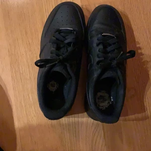 Nike air force one - Just nu säljer jag mina Nike air force one storlek 40! De är endast använda två gånger och är som nya. Säljer på grund av fel storlek, nypris 1100kr och säljer för 350kr.  Skriv för fler frågor eller intresse! 