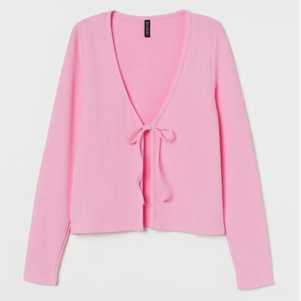 Säljer min ribbade rosa knyt kofta från H&M! Är mer rosa i verkligheten! Kan skicka privat för tydligare bild🥰. Tröjor & Koftor.