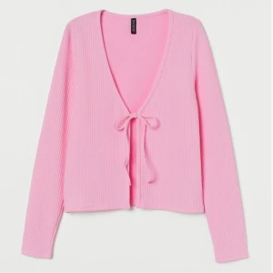 Rosa knyt kofta! - Säljer min ribbade rosa knyt kofta från H&M! Är mer rosa i verkligheten! Kan skicka privat för tydligare bild🥰