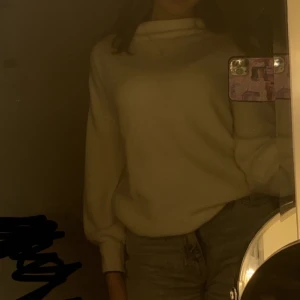 Stickad tröja - Jag säljer denna tröja pågrund av att den är för liten, originalpris är 300kr och säljer för 100kr, tröjans storlek är xs