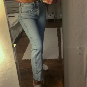 Perfekta Jeans Zara - Jeans från zara i strl 34, säljer för de hae blivit försmå!! 😭 så jävla snygga o passar med allting, perfekta byxorna verkligen. Superbra skick, tvättar mina jeans så lite som möjligt för att undvika att slita på dem!!