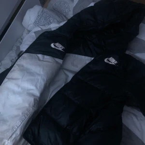 Nike jacka - Jacka ifrån Nike. Okej skick, finns ett hål därav billiga priset se  (bild 3) kan gå att laga har inte provat eftersom jag inte använder dena mer.  köparen står för frakt 