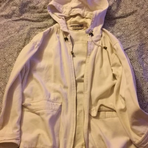 Jätte fin jacka från Vera moda - En jätte fin och varm jacka som jag bara har använt Max 2 gånger. EJ hål på jackan osv.🥰 Säljer igentligen bara vid bra bud för gillar det ändå. Men annars buda och så löser vi💖 frakt tillkommer!