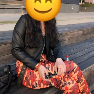 Skinnjacka  - Hej säljer nu min skinnjacka som sitter för tajt på mig, då boohoo storlekar är små, en M sitter som en S osv, köpt här på Plick. Bud startar från 150