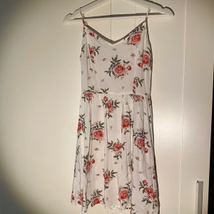 sommrig klänning  - Blommig klänning från hm. Använt två gånger, säljer då den inte används. 