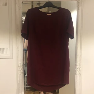 T-shirt klänning ifrån showpo  - Oanvänd t-shirt klänning beställd ifrån showpo. Fint halvglansigt material. 