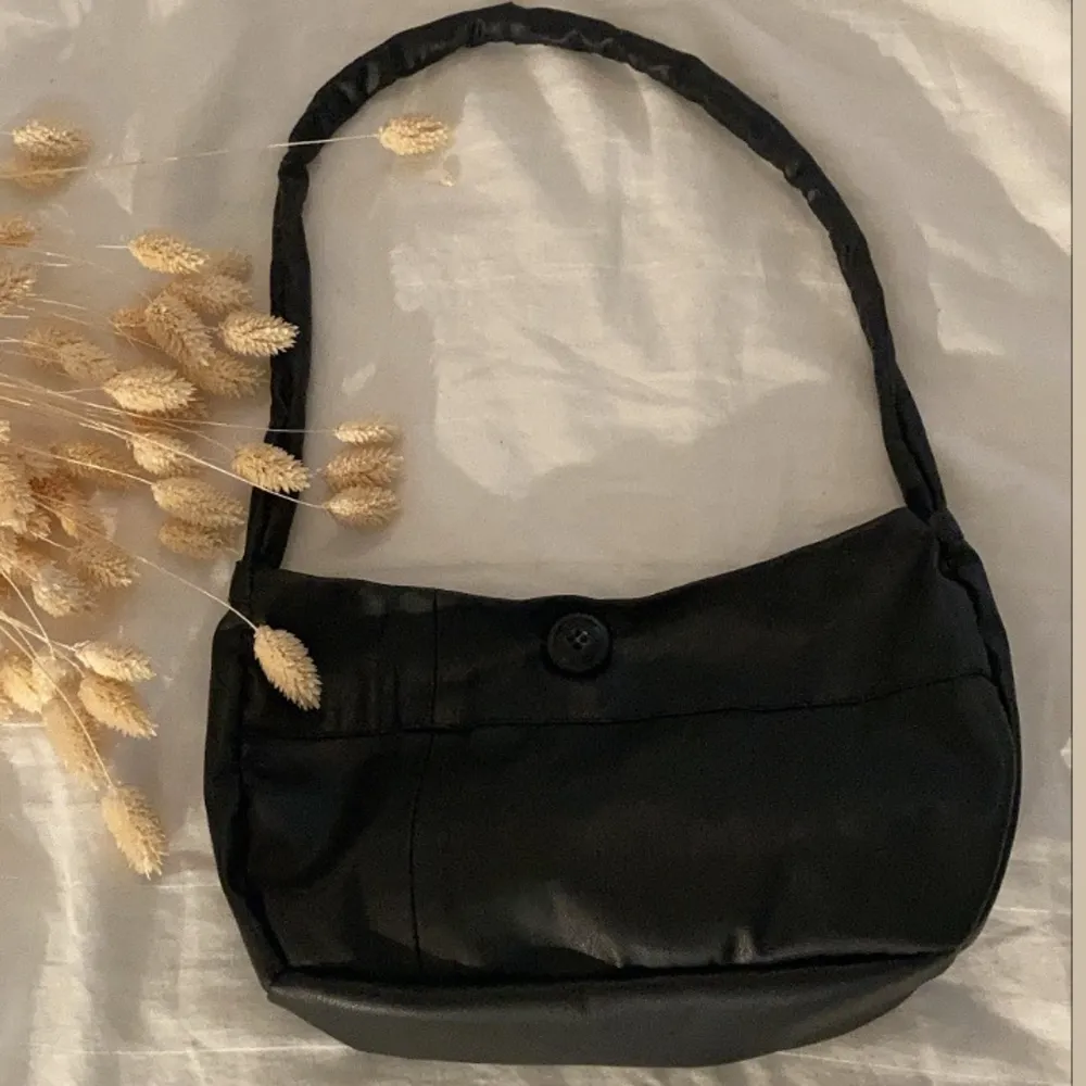 svart pu leather baguette bag med svart knapp som förseglar väskan! handsydd utav en begagnad skinn t-shirt!😍🖤  23x17cm. Väskor.