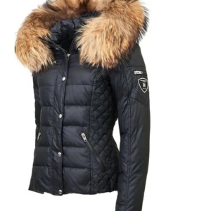 Rockandblue storlek 38 - Säljer exakt samma jacka för 740kr inklusivt gratis frakt , enda skillnaden är hur logan ser ut på armen🥰 Skriv privat så skickar jag fler bilder 