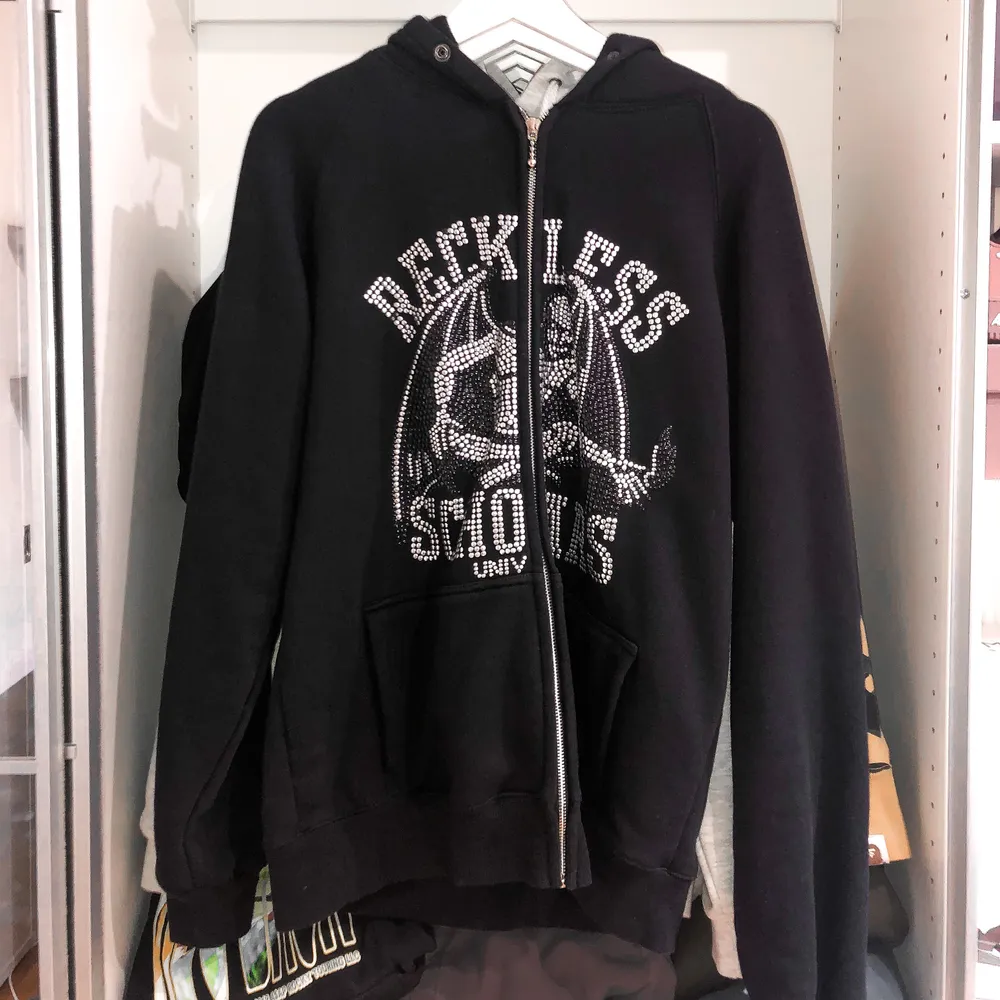 Säljer nu min Reckless hoodie då den inte kommer till användning. Några paljetter har fallit av men inget som syns vid användning. Kan mötas upp i Stockholm. Bud från:1300kr budgivning sker i DM eller kommentarerna! . Hoodies.